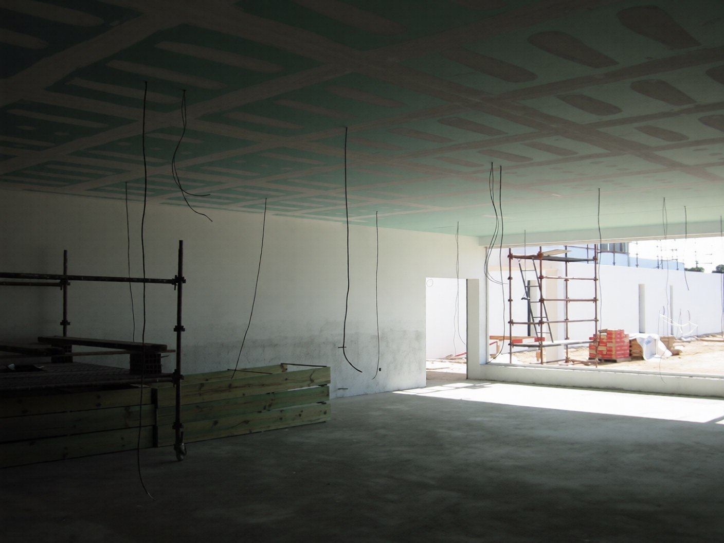 Plafond- en binnenafwerking in uitvoering op een werf